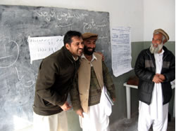 教員研修で参加者をリラックスさせるハミドゥラ（左）