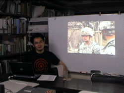 現地で撮影した映像を見せながら話す白川徹氏