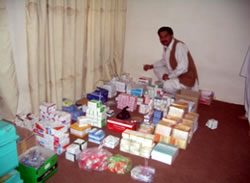 購入した医薬品を確認中のハミドゥラ氏