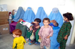 予防接種を受ける順番を待っている子供たちと母親。ゴレーククリニックにて