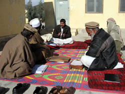 トレーナーと打ち合わせするハミドゥラスタッフ（中央）