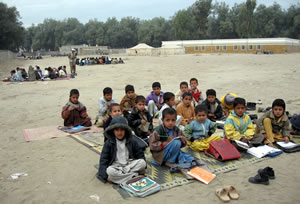 校舎がある学校でも教室が不足しているため、多くの低学年生徒は屋外で授業を受けている