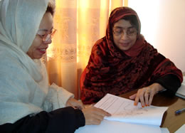 教材について話し合っている地域保健促進員（右）Fatimaと筆者