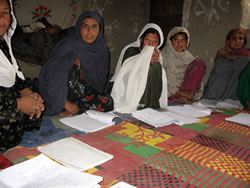  ■ウズバーグ村の女性たち15名は、ハネムジャーナさん（地域保健員）の家に月1回集まり病気の予防など健康に関する話を聞いてきた。この日は出産後のケアーについてチャートを見ながら説明を聞き情報を交換しあった。