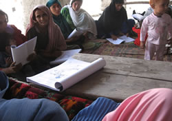 サルバンド村に集まった女性たち。