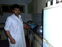 夕飯作りに励むデラワールさん