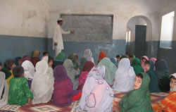 小学校の子どもたちの教室