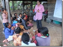 村で研修をするネアリーさん。参加者の笑いが絶えない。