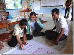 グループに分かれて議論する先生