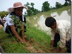 苗木を植える先生と生徒