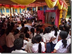  多くの人が見守る「木の大切さをうたう演劇」