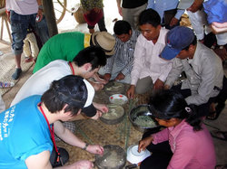 男性も切る作業に没頭です。