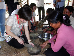 農民が使っている丸いまな板は年季が入ってます。