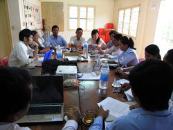 話し合うスタッフの様子。左奥の壁に貼ってある色紙は、各スタッフの今月の目標。