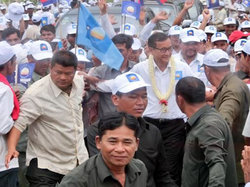コンポントム県を訪問したサム・ランシー氏。多くの観衆が彼を出迎える。 （写真撮影：坂本貴則）