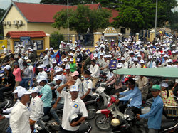 街頭パレードを行う、野党カンボジア救国党の支持者