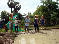 初めての空中田植え。みんな楽しそう。