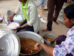 昼食にカレーをふるまいました。