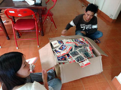 アルバムを一度開くと止まらないインターンたち。