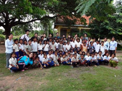 新潟大学のみなさんと小学校の子どもたち