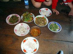 地元のお母さん達が作ってくれたご飯。おいしかったです！