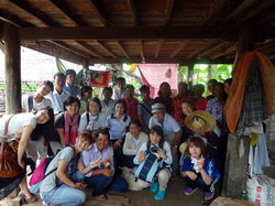 食品加工グループのおばちゃん達とパチリ