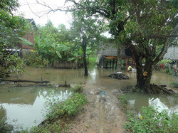家の周りが洪水に