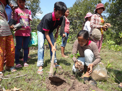 女の子と木を植えるJVCスタッフ
