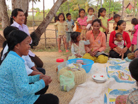 加工品作り実践研修で、恥ずかしそうに話すドンソック村のおばちゃん達