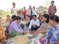 大根の漬け物について説明するドンソック村のおばちゃん