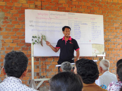 どのような葉っぱが堆肥で使えるのかを説明するJVCスタッフ