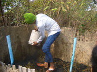 牛糞や籾殻などの材料を積んでいき、発酵させます