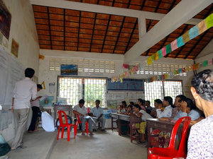 ゴミの分別について父兄に話す弊会スタッフ