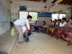 落ちているバイクのタイヤも、裏返せばプランターになります