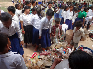 ゴミを分別する子どもたち