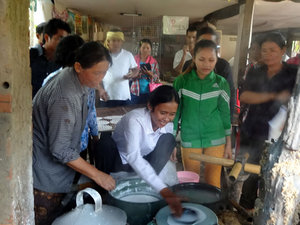 ライスペーパー作りを体験させてもらう<br/>村のおばちゃん