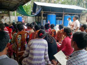 魚醤作り工房の社長の話を聞く<br/>食品加工グループメンバー