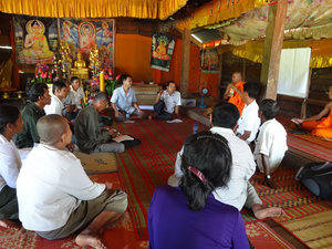 お坊さんの話に耳を傾ける村人達