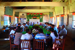 プレゼンテーションの様子。コンポントゥモー小学校の教室にて。