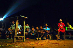 ビデオ上映会。視線はスクリーンにくぎづけ。