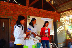 ゴミの分別について熱く語ったテロアット（右）