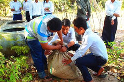 スタッフと共に自然農薬作りを体験する学生