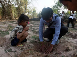 小学校にて子供と一緒に植林活動を行うピー