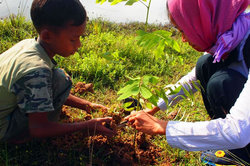環境教育活動の一環で子どもと一緒に気を植えるテロアット