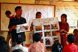 資料等を使って私たちの活動について説明しました。