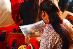 活動写真をじっと見つめていた女性。彼女の手は上がりませんでした。