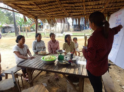 ドンソック村の食品加工グループの4名と、加工方法の説明をする農業スタッフのソマッチ