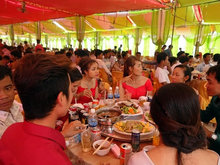 隣に座っていたグループ。その奥にも、たくさんの人が写っているのが見えるでしょうか？