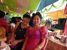 ステージに上がっている、今回招待してくださったルビーア小学校の校長先生と奥さんを背にしながらの稲垣（右）と筆者（左）の一枚。