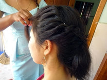 ポクに髪を編んでもらっている駐在員の稲垣